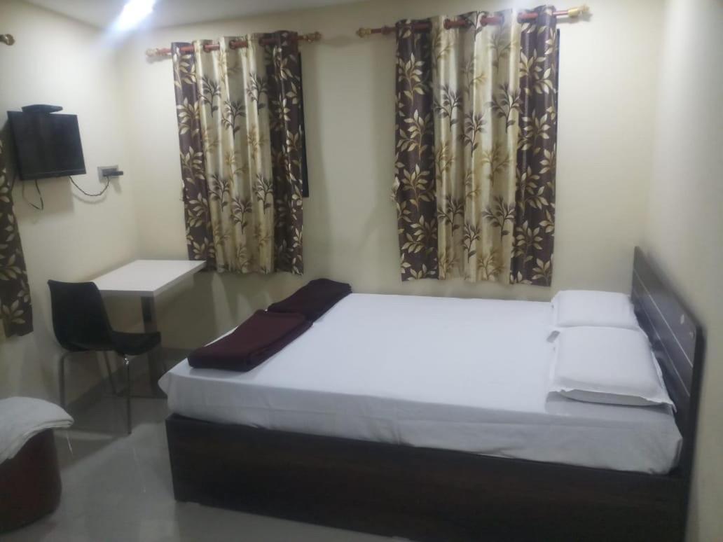 Shri Vasant Lodge Hubli Bagian luar foto